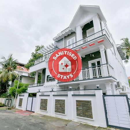 Vaccinated Staff - Oyo 15973 F Square Hotel Kochi Bagian luar foto