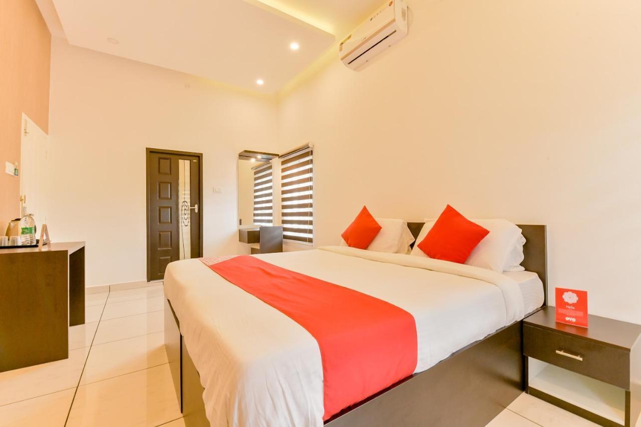 Vaccinated Staff - Oyo 15973 F Square Hotel Kochi Bagian luar foto
