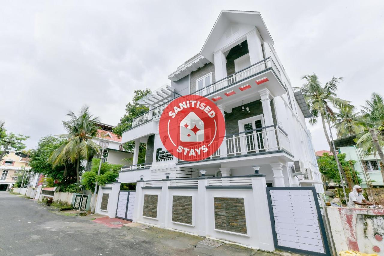 Vaccinated Staff - Oyo 15973 F Square Hotel Kochi Bagian luar foto