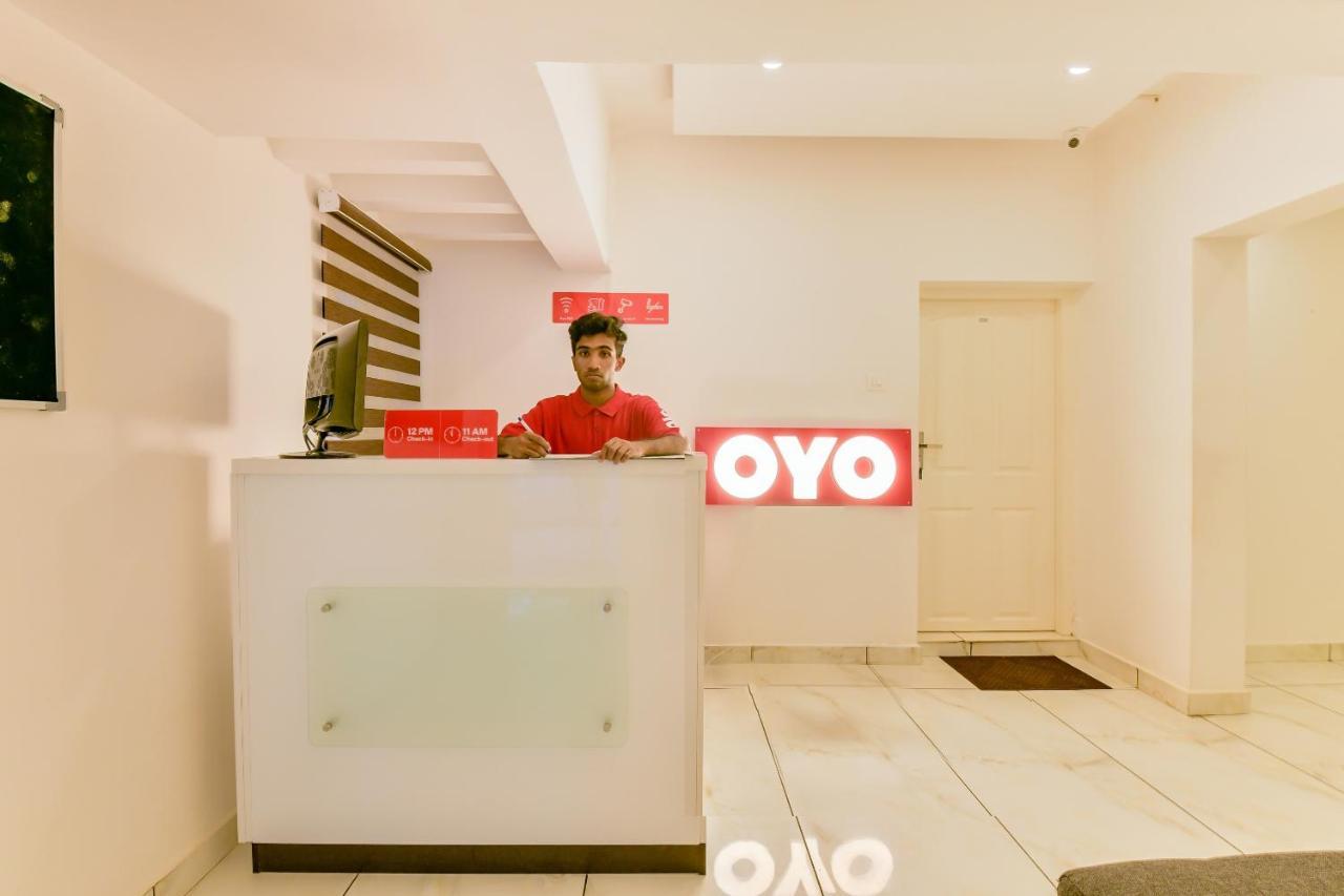 Vaccinated Staff - Oyo 15973 F Square Hotel Kochi Bagian luar foto