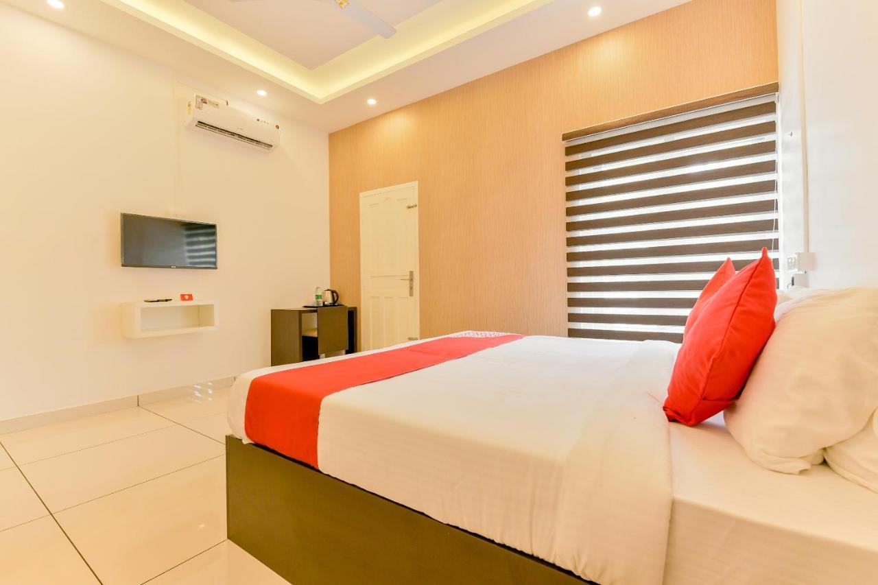 Vaccinated Staff - Oyo 15973 F Square Hotel Kochi Bagian luar foto