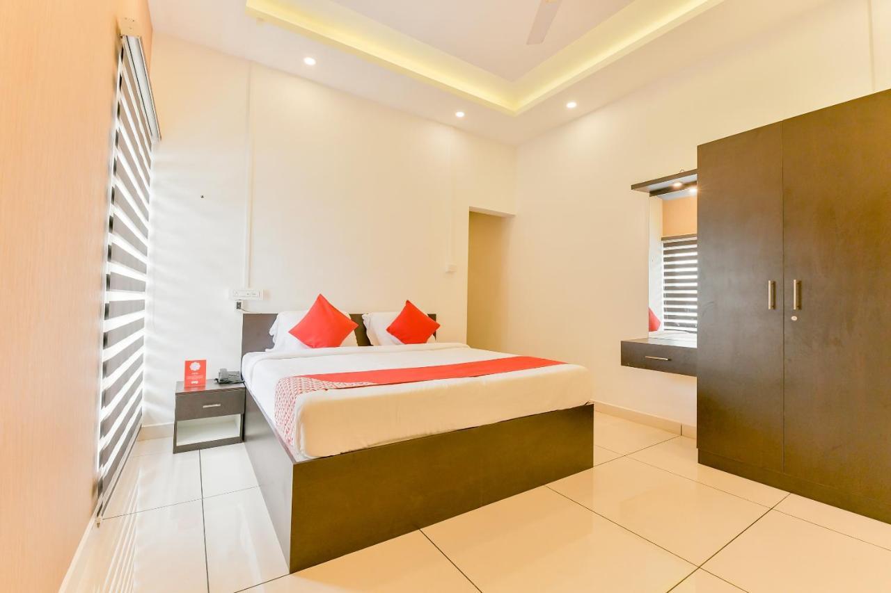 Vaccinated Staff - Oyo 15973 F Square Hotel Kochi Bagian luar foto