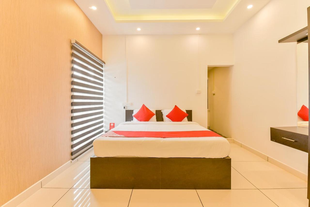 Vaccinated Staff - Oyo 15973 F Square Hotel Kochi Bagian luar foto