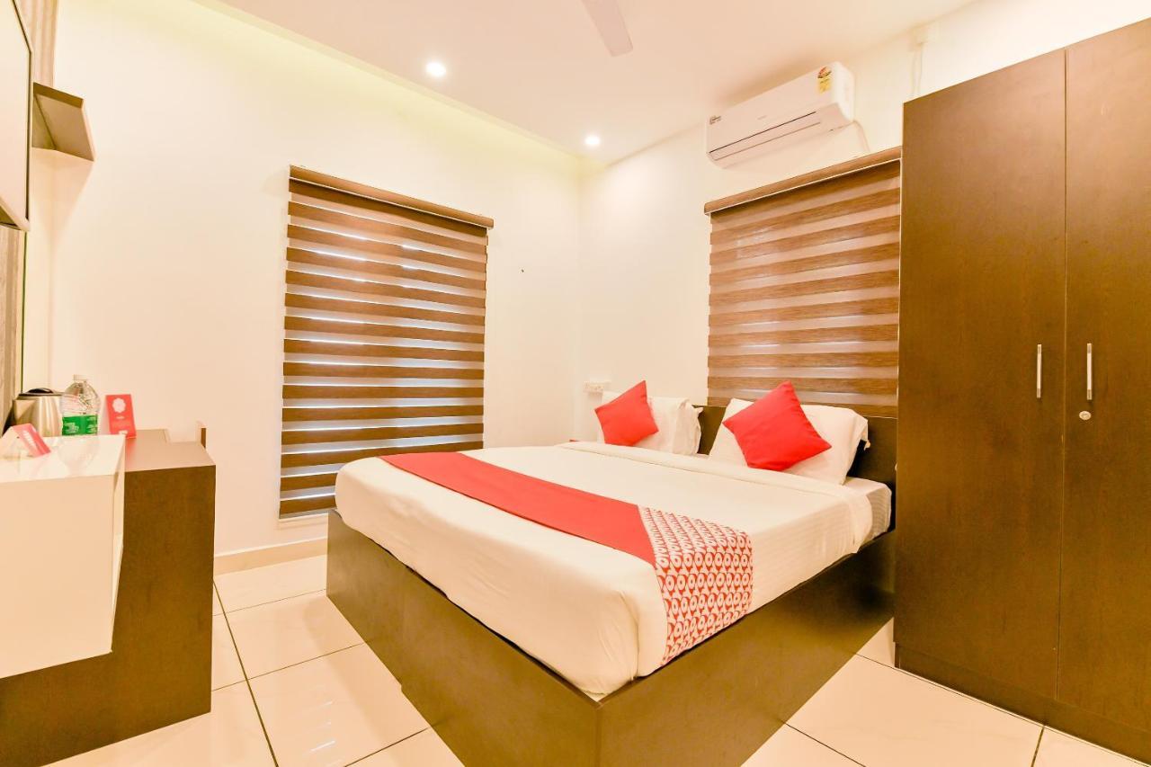 Vaccinated Staff - Oyo 15973 F Square Hotel Kochi Bagian luar foto