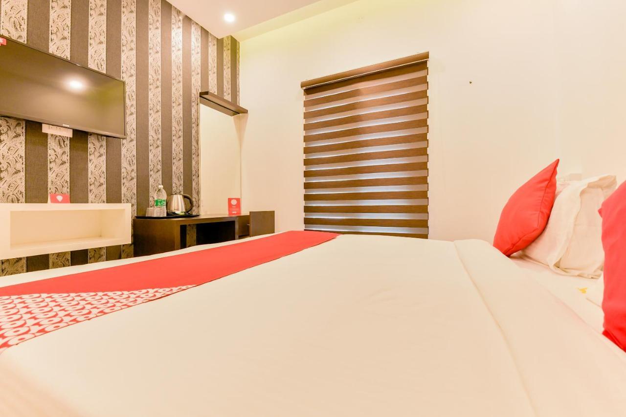 Vaccinated Staff - Oyo 15973 F Square Hotel Kochi Bagian luar foto
