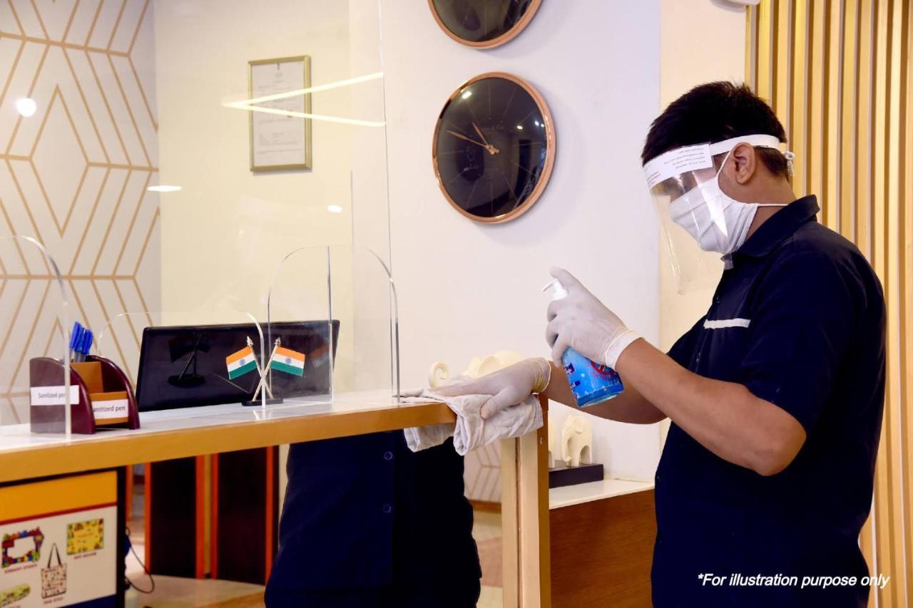 Vaccinated Staff - Oyo 15973 F Square Hotel Kochi Bagian luar foto