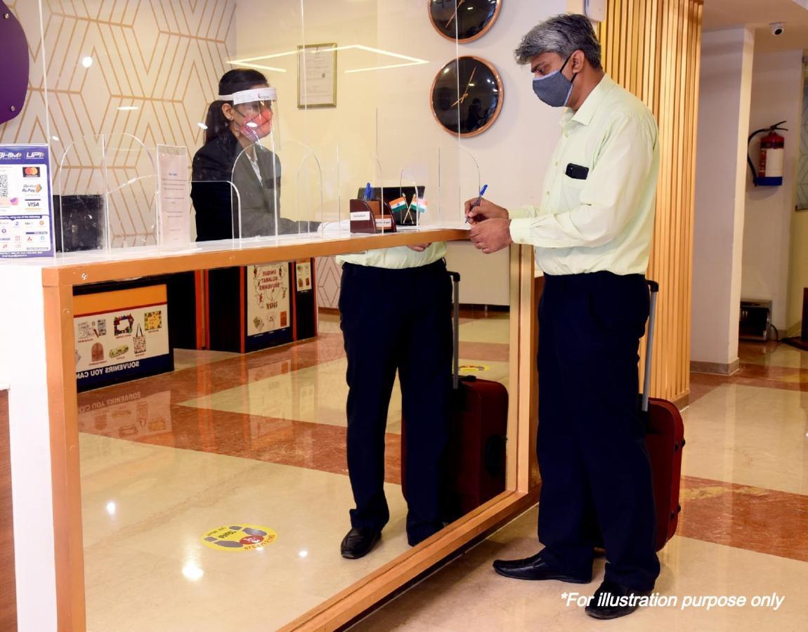 Vaccinated Staff - Oyo 15973 F Square Hotel Kochi Bagian luar foto
