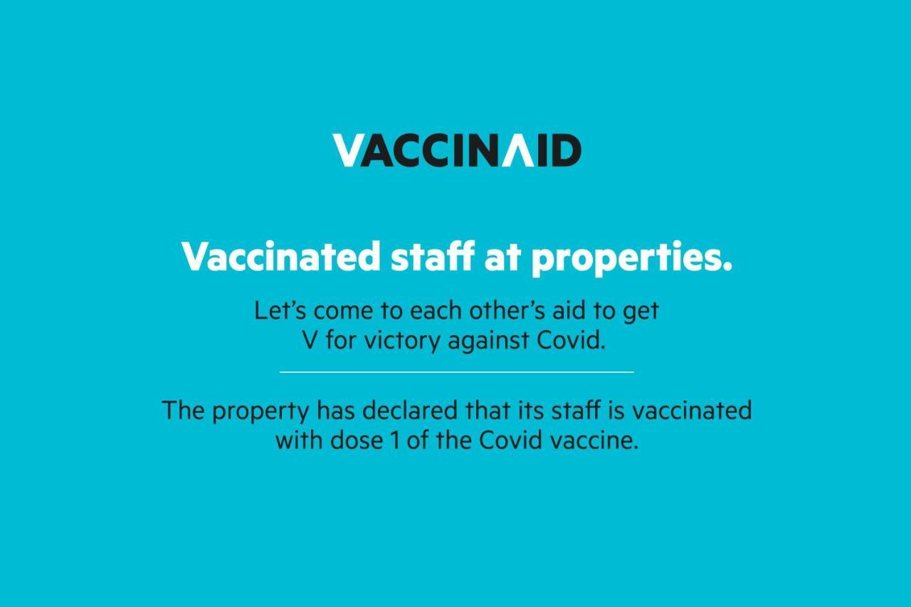 Vaccinated Staff - Oyo 15973 F Square Hotel Kochi Bagian luar foto